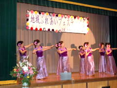 華やかなフラダンスで会場も盛り上がる