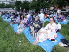 花火が始まる直前の留学生たち