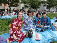花火が始まる直前の留学生たち