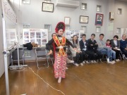 インドネシア伝統衣装で舞踊を
