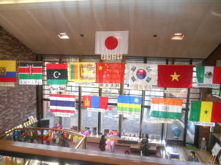 入口天井からは、各国の国旗が