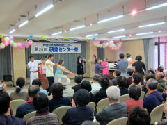 一緒に踊る研修生、留学生たち