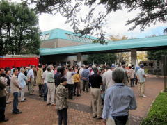 管理棟等前に集合した訓練参加者たち
