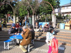 公園内では、あちこちで、食べて、話し合って