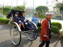 中和田中学に到着（右は、もう一人、一日署長となった９４歳の前田さん）