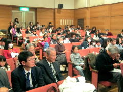 表彰式会場は傍聴者で満杯に