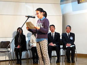 特別賞を受賞した森川さん(朗読中)