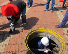 マンホール内の給水栓にホースを接続