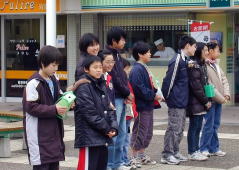 緑園ライフ前で募金活動<