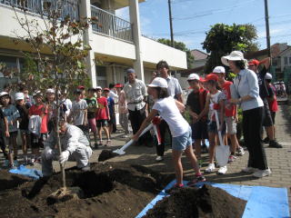 児童生徒たちも、土を入れました。