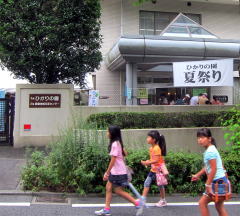 入り口には大きな『夏祭り』幕と入ると模擬店のテントがずらり