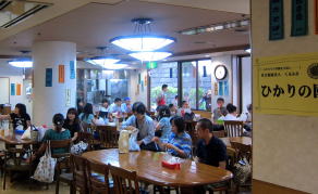 若干昼時を過ぎて、空席も
