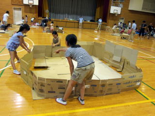 思い思いの場所で、仲間と寝床づくり