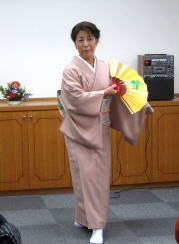 牛見会長の日本舞踊で開幕に