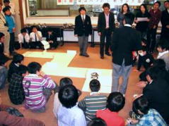 競技の説明を聞く参加者たち