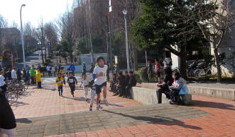 小学校正門に戻ってきました