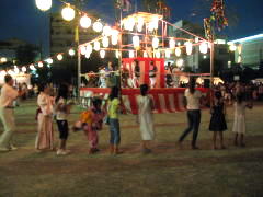 櫓の周りでは盆踊りする人も増え始めました