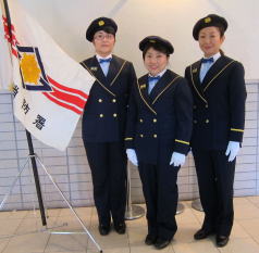 緑園の女性消防団員（右から宮本由美子さん、小島悦子さん、柴田浩子さん）