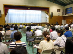 体育館で開かれた地域懇談会