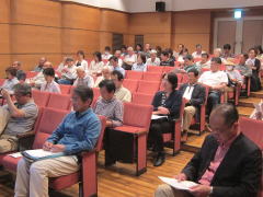 熱心に審議する代議員達