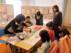 開会早々から、体験コーナーには子供たちが