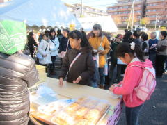 お餅は、開園前から行列が