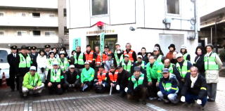 緑園都市駅前交番前に集合したパトロール隊