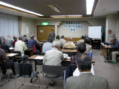 挨拶する石田会長