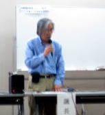 挨拶する上島代表