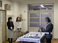 後藤校長(左)から贈呈される上島会長(右)