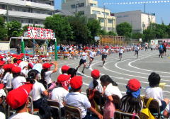 5,6年生の男女一緒に100M走