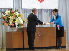 長谷川連合自治会長、感謝状を受ける