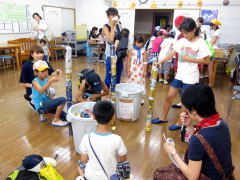 空き缶を使ってのゲームでは、子供たちが真剣