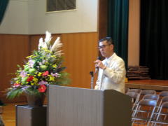 来賓あいさつする高橋泉区長