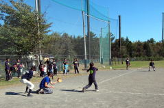 中学校予定地では、ソフトボールの試合が