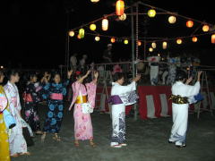櫓の周りでは盆踊りする人も増え始めました