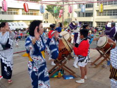 櫓の上では、太鼓演奏とお母さんたちによる盆踊り