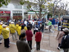 緑園都市駅前に集まった人たち