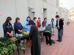 緑園東小の教職員の人たちによる堆肥の無料配布も