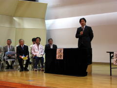 挨拶する藤田区長