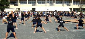 元気いっぱいの小学生による緑園ソーラン踊り