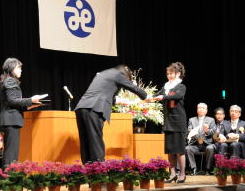 社会福祉功労者個人の部代表で、泉区長から表彰される山本さん