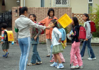 街角　小学生 