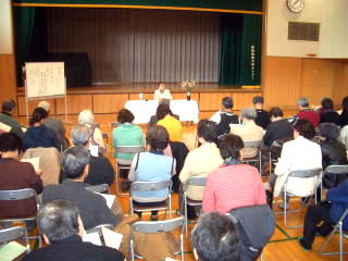 熱心に聴く参加者たち