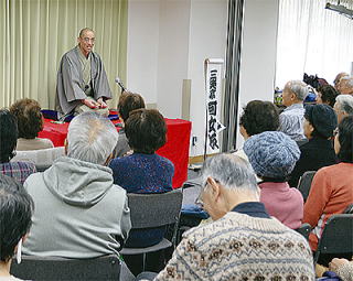 満員の会場でネタを披露する可女次さん