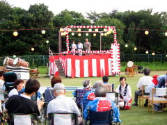 櫓の上で、齊藤施設長の開催挨拶
