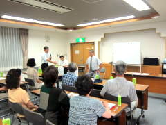 スクワットの模範演技を