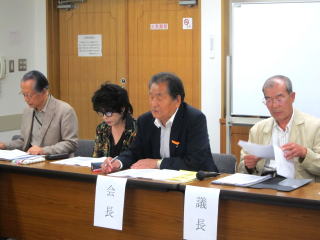 事業報告、計画などを説明する後藤会長
